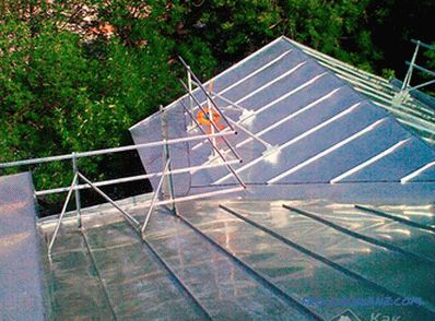 Çatının tavanla örtülmesi - metal çatının montajı + fotoğraf