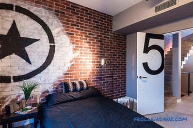 Yatak odasının iç kısmında tuğla - 60 dekor örneği