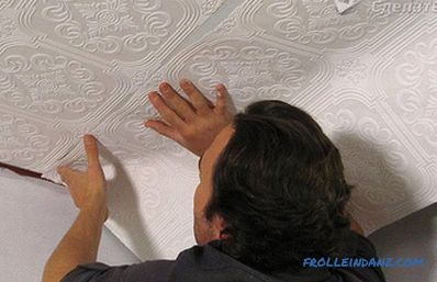 Duvarlara ve tavana vinil duvar kağıdı tutkalı nasıl (+ fotoğraflar)