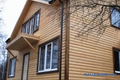 Evin dış panelleri ahşap ve blok ev ile dekore edilmesi